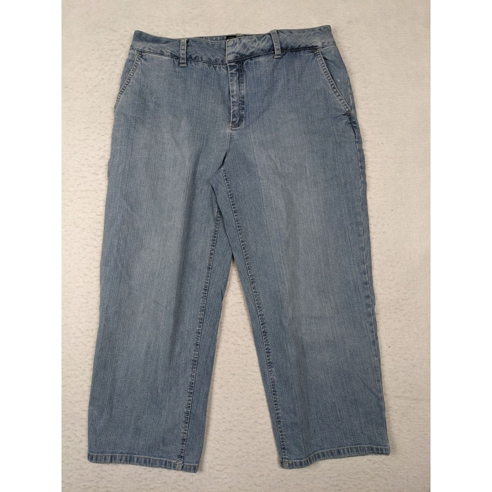 Izod Capri Jeans Size 10 Light Wash Denim Relaxed Fit